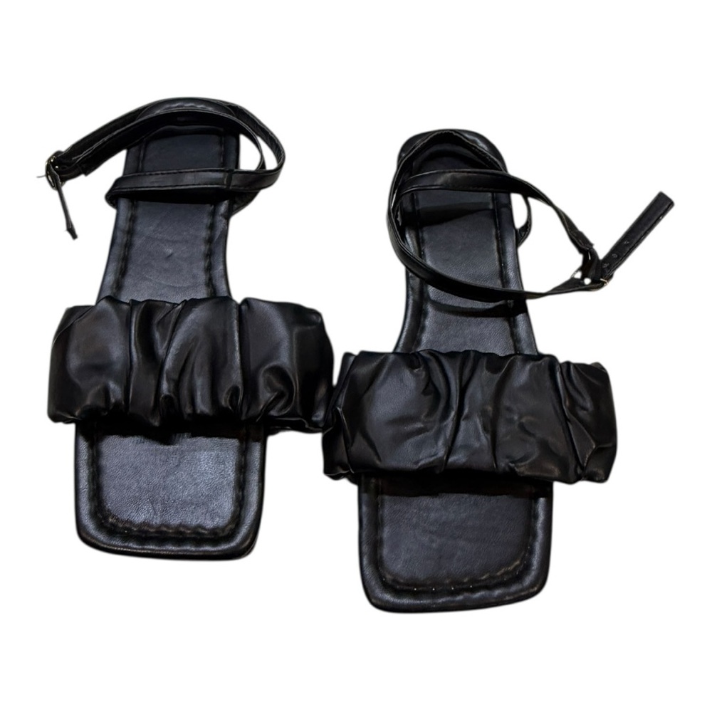 Source Unknown Black Ruffle Strap Sandals CBOX6